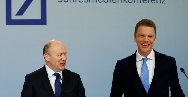 El hasta ahora consejero delegado de Deutsche Bank, John Cryan, junto a su sustituto Christian Sewing, en la rueda de prensa anual de la entidad el pasado febrero. REUTERS/Ralph Orlowski
