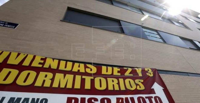 Cartel de venta de viviendas en un edificio de Madrid - EFE