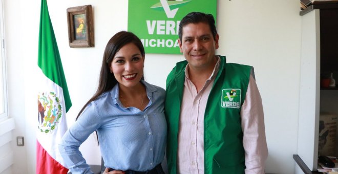 Maribel Barajas y el dirigente del partido en Michoacán, Ernesto Núñez.