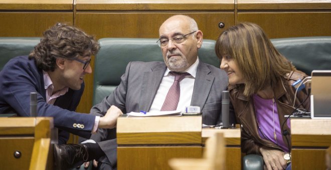 Los parlamentarios del PSE-EE Idoia Mendía, José Antonio Pastor y Eneko Andueza, durante el pleno del Parlamento Vasco. EFE/David Aguilar