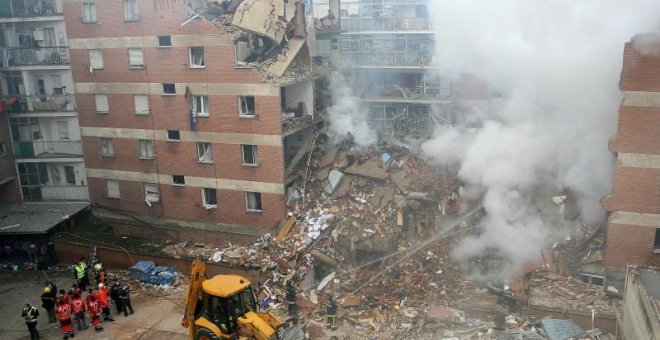 Los equipos de emergencia, en el lugar de la explosión de gas ocurrida en la calle Gaspar Arroyo de Palencia el 1 de mayo de 2007, en la que murieron nueve personas. EFE/Archivo