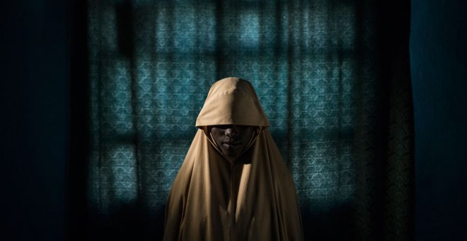 Aisha, de 14 años, fue secuestrada por Boko Haram y luego se le asignó una misión suicida. La fotografía, tomada por  Adam Ferguson, es una de las ganadoras del World Press Photo 2018. EFE/ADAM FERGUSON