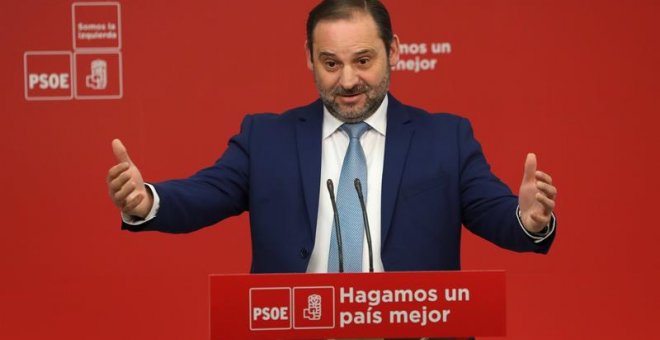 El secretario de Organización del PSOE, José Luis Ábalos, durante a rueda de prensa ofrecida hoy en la sede socialista de la calle Ferraz sobre la actualidad política. EFE/ J.J.Guillen