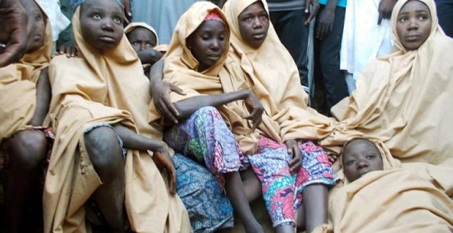 Algunas de las niñas secuestradas por el grupo terrorista Boko Haram tras su liberación.- REUTERS