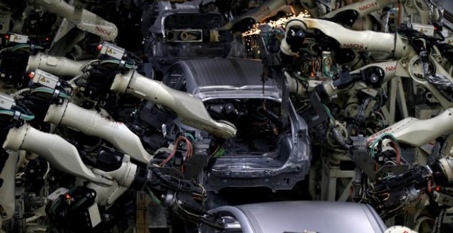 Los robots hacen carcasas del automóvil híbrido Prius de Toyota Motor Corp en la línea de montaje de la planta Tsutsumi en Toyota/Reuters