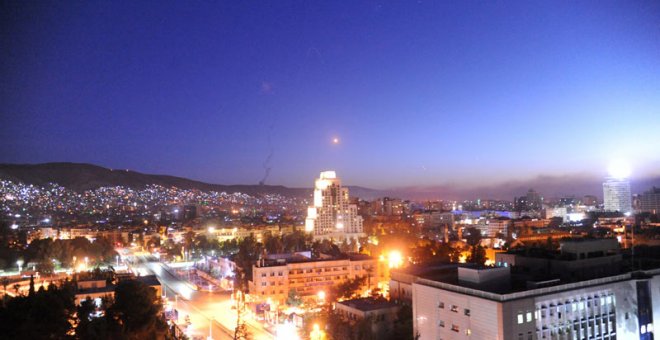Un misil cruza el cielo de Damasco. | REUTERS
