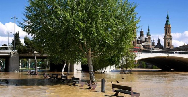 GRAF3220. ZARAGOZA (ESPAÑA), 13/04/2018.- El río Ebro ha comenzado a desbordarse a su paso por Zaragoza. Seis tramos de la cuenca hidrográfica del Ebro se encuentran en alerta por crecidas de los cauces. EFE/Javier Cebollada
