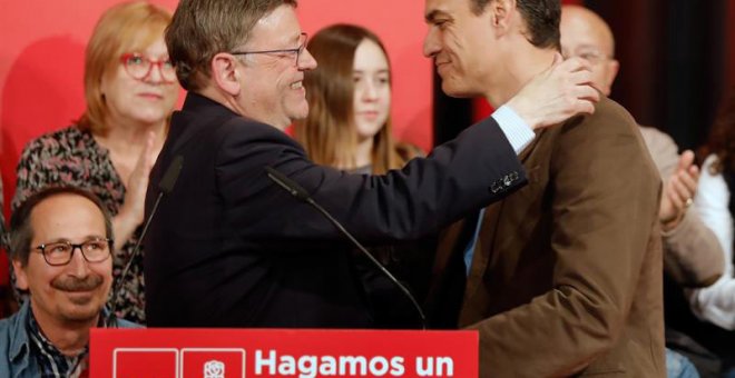 El secretario general del PSOE, Pedro Sanchez (d), junto al president de la Generalitat y secretario del PSPV, Ximo Puig (i) en un reciente acto en Alzira. (JUAN CARLOS CÁRDENAS | EFE)