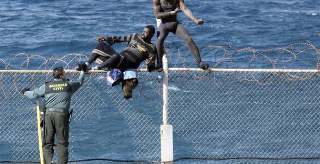 Subsaharianos intentan cruzar la frontera norte de Benzú que separa Ceuta de Marruecos - EFE