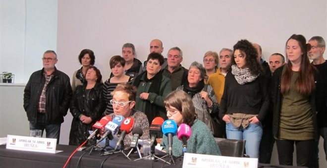 Familiares de los jóvenes de Altsasu en una rueda de prensa.- EUROPA PRESS