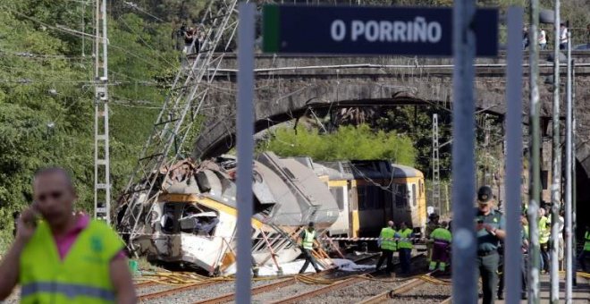 Imagen del tren descarrilado en la curva de A Grandeira./ REUTERS