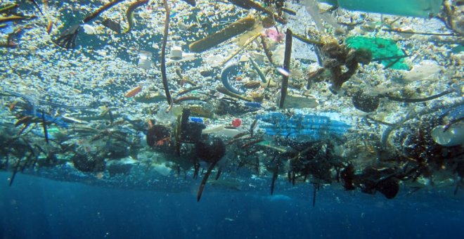 Sopa de plásticos flotando en el océano. /NOAA
