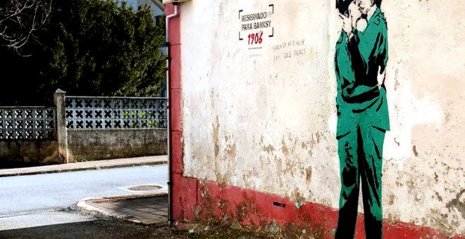 El grafiti de dos guardias civiles besándose que ha aparecido en el barrio de Canido, en Ferrol, y que estudian si puede tratarse de Banksy.