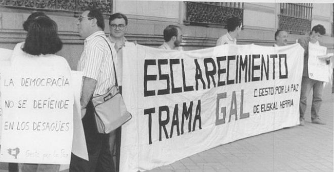 Manifestación de Gesto por la Paz contra los GAL en 1991: ‘La democracia no se defiende en los desagües’ se lee en un cartel./ Efe