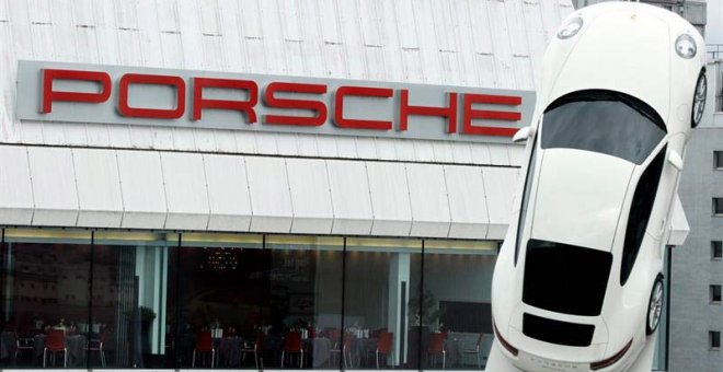 Fotografía de archivo del 16 de marzo de 2018 que muestra un prototipo de un automóvil deportivo del fabricante alemán Porsche en un concesionario de Stuttgart (Alemania). (RONALD WITTEK | EFE)