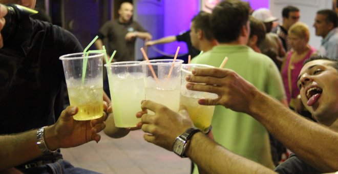 Un grupo de jóvenes consume alcohol en la vía pública.- EP