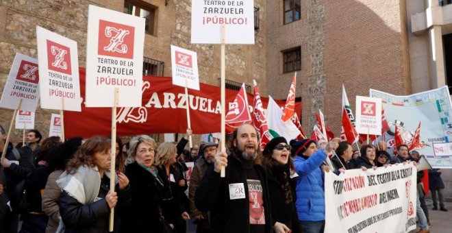 Los trabajadores del Teatro de la Zarzuela durante una protesta contra los planes de fusión con el Teatro Real.- EFE