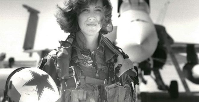 La piloto del avión de Southwest, Tammie Jo Shults, en una imagen de 1992, cuando era piloto de combate. | REUTERS