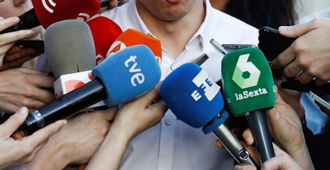 Errejón atiende a los medios en las puertas del Congreso. | (EMILIO NARANJO | EFE)