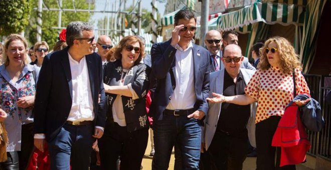 El secretario general del PSOE, Pedro Sánchez (centro) pasea por el Real la Feria de Abril de 2018. (PEPO HERRERA | EFE)
