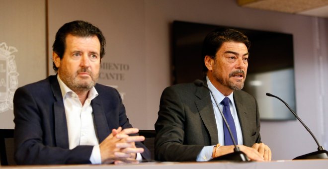 José Císcar (izq.) y Luis Barcala (dcha.) en el Ayuntamiento de Alicante.- EFE