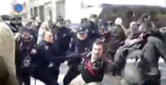 La policía disolvió la manifetsación del 2 de febrero de 2014 en Valladolidad "fuera del protolo de disolución de una manifestación"