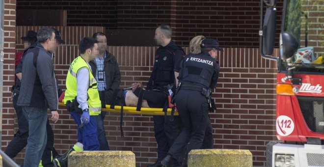 Sanitarios y agentes de la Ertzaintza trasladan al presunto asesino de una madre y su hija en Vitoria. EFE