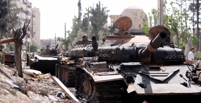 Un vehículo militar dañado en la ciudad de Duma, Damasco. - REUTERS