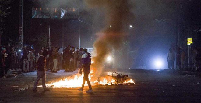 Manifestantes queman decenas de objetos en una calle de Managua. - EFE
