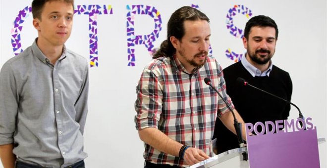 El líder de Podemos, Pablo Iglesias (c), en rueda de prensa ha anunciado hoy que ha logrado que el diputado Íñigo Errejón (i) y el secretario general de la formación en Madrid, Ramón Espinar (d), lleguen a un acuerdo para la candidatura que presentarán pa