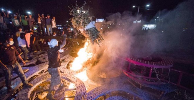 Un "Árbol de la vida", símbolo del gobernante Frente Sandinista de Liberación Nacional (FSLN), es incendiado por manifestantes en Managua. - EFE