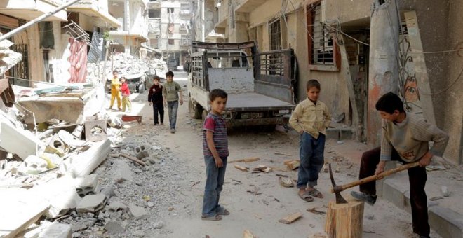 Varios niños en la ciudad de Duma, Siria. - EFE