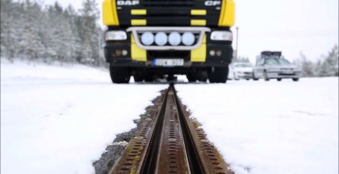 Un camión eléctrico en la carretera electrificada en Suecia./ EROADARLANDA