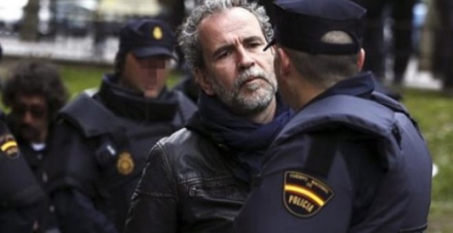 Willy Toledo, frente a agentes de la Policía Nacional - EFE