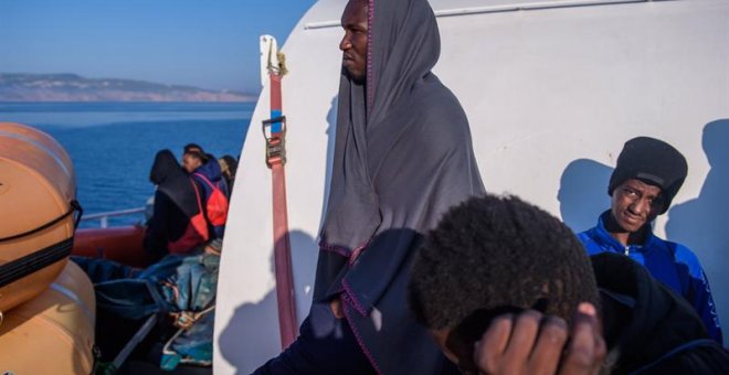 Un grupo de personas migrantes observa la costa de Sicilia a bordo del buque de la ONG SOS Mediterranee, Aquarius, en Trapani, Sicilia.- EFE/ Christophe Petit Tesson
