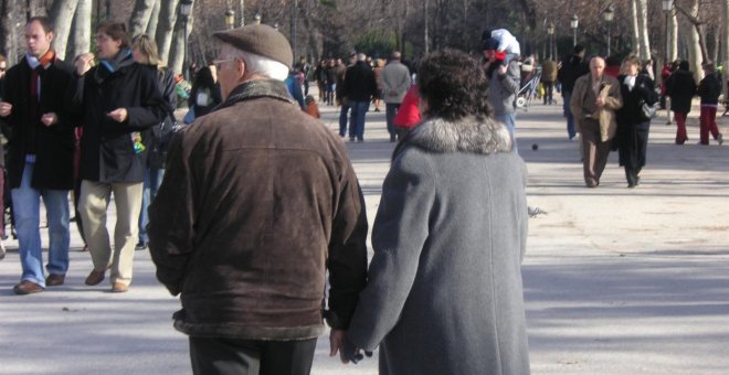 Una pareja de ancianos pasea por un parque. E.P.