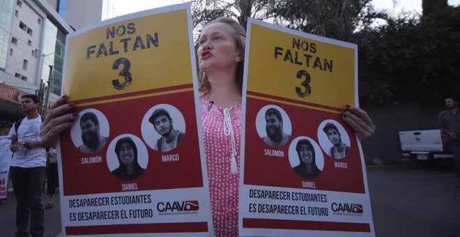 Cientos de estudiantes participan de una marcha protesta por los tres estudiantes asesinados en la ciudad de Guadalajara, en el occidente de México. EFE/Carlos Zepeda/Archivo