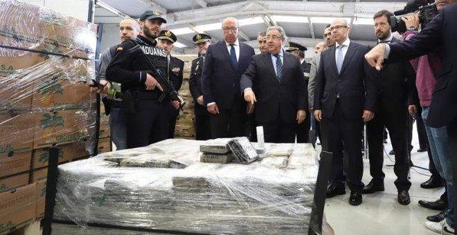 El ministro del Interior, Juan Ignacio Zoido, ante el alijo de casi nueve toneladas de cocaína incautadas en un contenedor de plátanos en el puerto de Algeciras/EFE