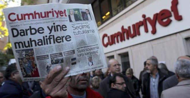 Un hombre muestra una copia del periódico 'Cumhuriyet' durante una protesta por el juicio a varios periodistas del medio opositor. EFE/Archivo