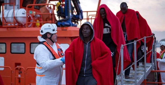 Un grupo de 38 inmigrantes de origen subsahariano llegan al puerto de Motril ayer, miércoles. ( MIGUEL PAQUET | EFE)