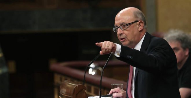 El ministro de Hacienda Cristóbal Montoro, durante su intervención en el pleno del Congreso de los Diputados durante el debate de los Presupuestos. (ZIPI | EFE)