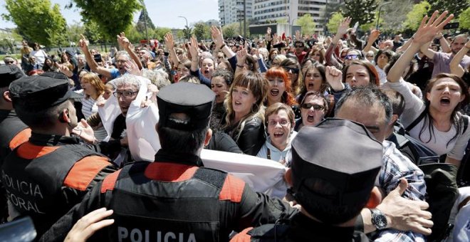 La plaza situada ante el Palacio de Justicia de Pamplona ha sido escenario de momentos de gran tensión cuando los cientos de manifestantes que están expresando su indignación por el fallo judicial de La Manada han hecho retroceder al cordón policial que p