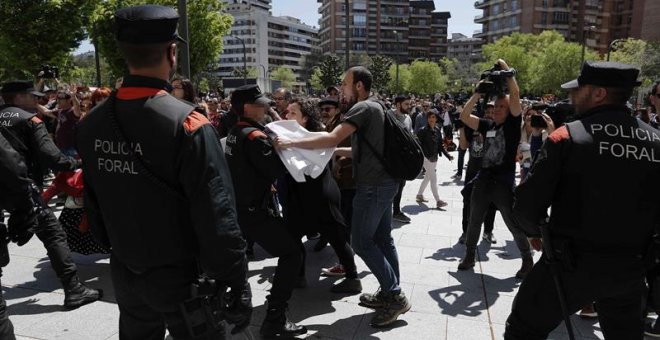 Decenas de personas protestan ante el Palacio de Justicia de Pamplona por la sentencia de 'La Manada'. EFE/Villar López