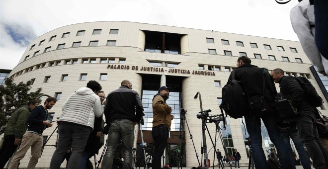 Numerosos medios de comunicación esperan en el exterior del Palacio de Justicia de Navarra donde la sección Segunda de la Audiencia de Navarra ha hecho pública la sentencia del caso de La Manada. EFE/Jesús Diges