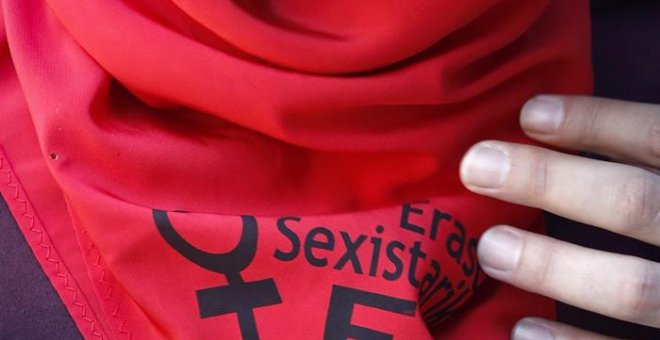 Un joven con un pañuelo típico de Sanfermín contra la violencia sexista. EFE/ Villar López