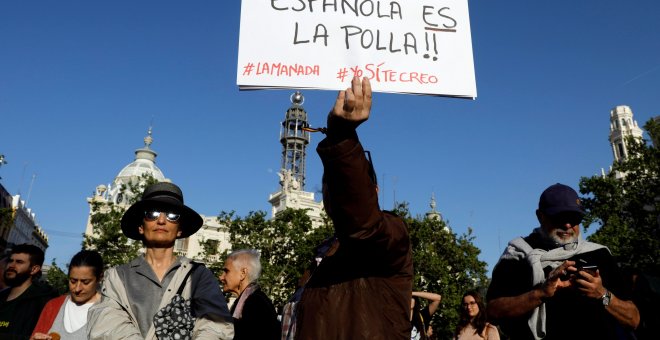 Más de un millar de personas se manifiestan ante el Ayuntamiento de Valencia en protesta por la sentencia contra los cinco jóvenes integrantes de La Manada, que han sido condenados por abuso sexual a una joven de Pamplona, pero no por violación. EFE/Kai F