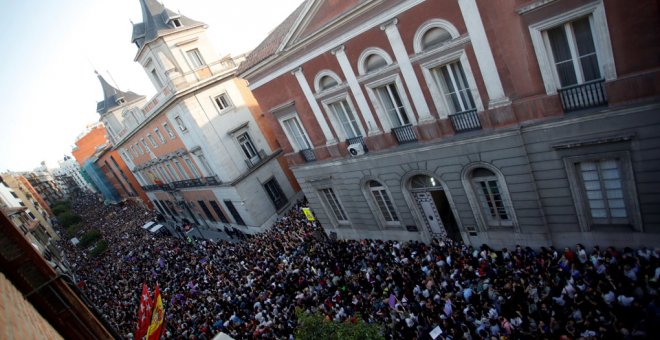 Miles de personas asisten a la concentración convocada por colectivos feministas esta tarde frente al Ministerio de Justicia, en Madrid, para expresar su apoyo y solidaridad a la víctima de los miembros de La Manada, después de conocerse la sentencia que