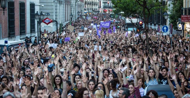 Miles de personas se manifiesta frente al Ministerio de Justicia, en Madrid, en protesta por la sentencia a 'la manada', los cinco jóvenes condenados por abusos sexuales a una chica, pero no por agresión.-JAIRO VARGAS