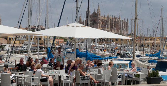 Varios turistas en una terraza en el puerto de Palma de Mallorca. REUTERS/Enrique Calvo