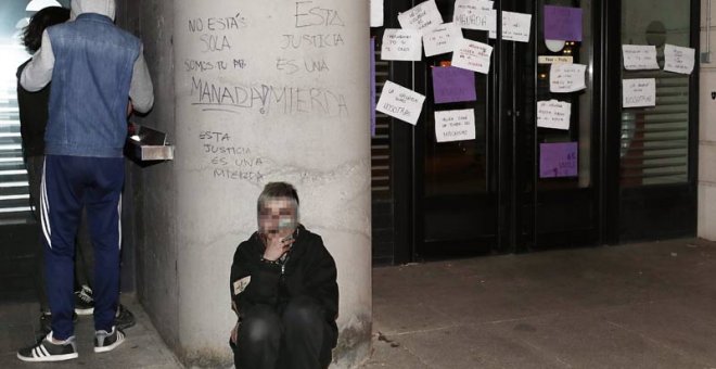 Varias pintadas y carteles en contra de la sentencia  en las puertas de acceso a Palacio de Justicia de Navarra. (JESÚS DIGES | EFE)